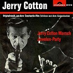 Das Cover hlt Peter Thomas auf dem Buch hoch