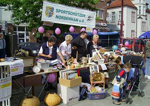 Die Sportsch�tzen auf dem Flohmarkt