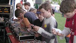 ...erst mal sehen, was da f�r Musik f�r die Disco ansteht