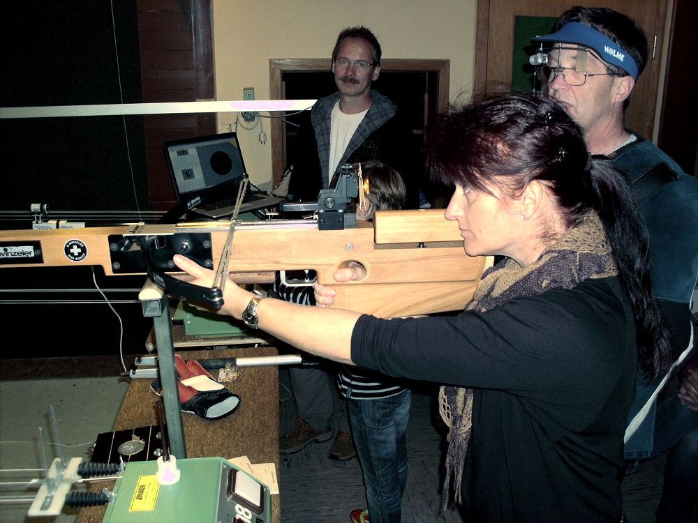 Auch Damen knnen mit der Armbrust schieen...