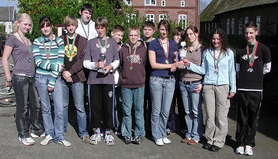 Die Nordenhamer Mannschaft mit ihrer Pokal- und Medaillenausbeute